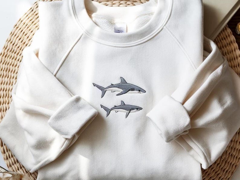 BESTICKTES Hai-Sweatshirt, Minimales Ozeantier Rundhalsausschnitt, Weißer Hai Shirt, Unisex-Pullover für Strandliebhaber, Meeresleben Geschenk Bild 2