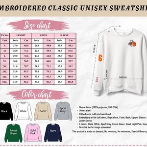 Puede incluir: Una sudadera blanca con un peque&ntilde;o gr&aacute;fico bordado de baloncesto y f&uacute;tbol americano en el pecho. La imagen incluye una tabla de tallas con medidas en cent&iacute;metros, una carta de colores con siete tonos y texto sobre el tejido de forro polar.