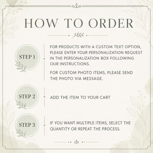 K&ouml;nnte beinhalten: Eine Anleitungsgrafik mit dem Titel HOW TO ORDER mit drei Schritten. Schritt 1 weist an, den personalisierten Text in das Personalisierungsfeld einzugeben oder Fotos per Nachricht zu senden. Schritt 2 besagt, den Artikel in den Warenkorb zu legen.