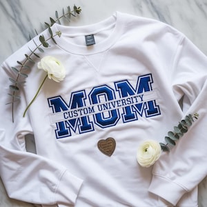Custom College Mom Embroidered Sweatshirt, Mom University Crewneck, School Spirit Shirt for Mom,Graduation Parent Gift,Custom Campus Apparel