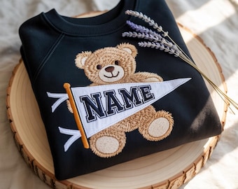 GEBORDUURDE teddybeer wimpelsweater, aangepaste collegenaamborduurwerk, schattige universiteitsgeest ronde hals, afstudeercadeau, schoolmerchandise-trend