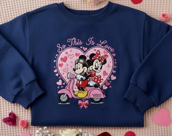 刺繍入りミッキー＆ミニーの「So This Is Love」スウェットシャツ、コケットリボンのディズニーバレンタインセーター、ロマンチックなカップル用プルオーバー、カップルお揃い