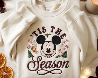 Sudadera navideña de Mickey bordada, cuello redondo de Disney "Tis the Season", suéter navideño de Mickey, camiseta navideña de Disney, camiseta navideña de Mickey Merry Xmas
