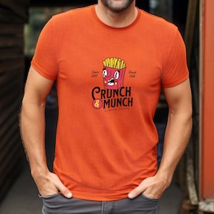 Camiseta unissex com logotipo de mascote de batata frita retrô: camiseta gráfica Crunch & Munch para amantes de fast food