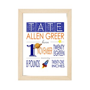 Op de afbeelding: Een blauwe en oranje baby-aankondigingsprint met de naam "Tate Allen Greer" en de geboortedatum "1 november, Twintig Achttien". De print bevat ook het gewicht van de baby, "8 pond", en de lengte, "Eenentwintig inch".