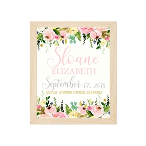Op de afbeelding: Een baby-aankondigingsprent met een bloemenmotief met de naam "Sloane Elizabeth" in roze letters, de datum "17 september 2018" in grijze letters en de tijd "10:25 uur" in gouden letters. De prent bevat ook het gewicht en de lengte van de baby in inches.