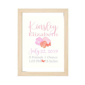 Op de afbeelding: Een ingelijst afdruk met een roze en oranje bloemenontwerp en de tekst "Kinsley Elizabeth July 22, 2019 5 Pounds 1 Ounce 1:05 PM 18 Inches"