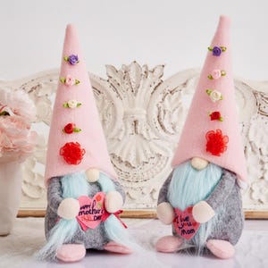 Gnomo per la festa della mamma, gnomi con biglietti di auguri, gnomo con fiori, decorazioni per la festa della mamma, gnomo con vassoio a più livelli, regalo per la festa della mamma, regalo per lei