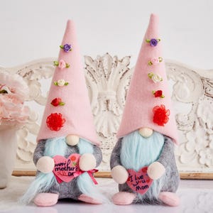 Gnomo para o Dia das Mães, Gnomo com flores no chapéu, Gnomos de primavera, Cartão de gnomos com amor, Lembranças para o Dia das Mães, Ideias para o Dia das Mães, Presente para a mãe