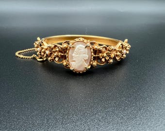 Vintage Florenza Cameo Bracelet with Pearls and Floral Design