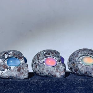 Yooperlite stone quartz crystal Alien Head Skull: Hand Carved Crystal Gift (2.3&quot;)