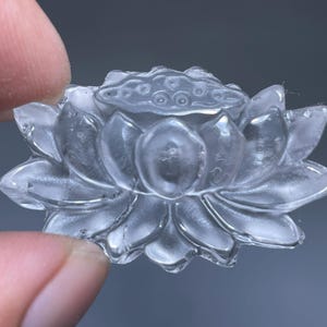 Cráneo de loto de cristal de cuarzo transparente: decoración para el hogar tallada a mano (3,3 cm)