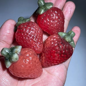 2.1&#39;&#39;+ Red smelting stone strawberry,quartz crystal,hand carved,Crystal Strawberries,Strawberries skull,Home Decoration Crystal Gifts 1pc