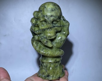 Calavera de cuarzo con serpiente de jade verde: talla de cobra hecha a mano (5,9")