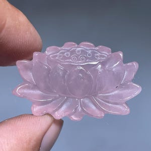 Cráneo de loto de cuarzo rosa: cristal tallado a mano, decoración del hogar (3,3 cm)