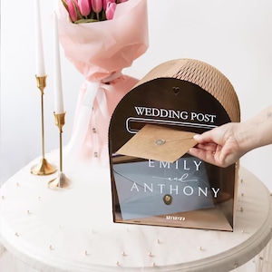 Personalisiertes hölzernes Hochzeitsschild mit Ständer Kundenspezifische rustikale Empfangsdekoracryl-Kartenbox mit Schlitz für Hochzeitspostkarten oder Geschenke