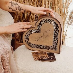 Letrero de boda de madera personalizado con soporte rústico en forma de corazón, caja de cartón y soporte para regalo para quinceañeras y recepción de boda.