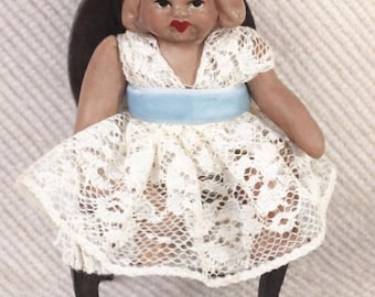 Una muñeca de yeso antigua: una muñeca de niña pequeña.