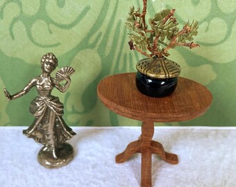 Una mesa auxiliar redonda ovalada de casa de muñecas y una estatuilla de metal 1:12 - Vintage