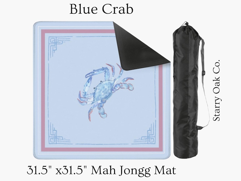 Puede incluir: Tapete cuadrado de Mah Jongg con dise&ntilde;o de cangrejo azul, mide 80 cm x 80 cm. El tapete tiene un fondo azul claro con un borde rosa y elementos decorativos en las esquinas. Se incluye una funda de transporte negra.