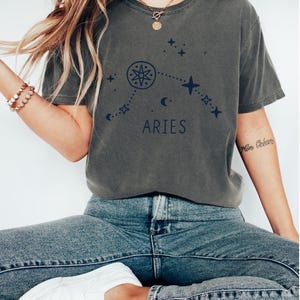 Camiseta personalizada de astrología Aries, camiseta celestial, camiseta del zodiaco, regalo de signo ascendente, regalo del horóscopo para ella, top de carta natal, estrellas de luna cósmica