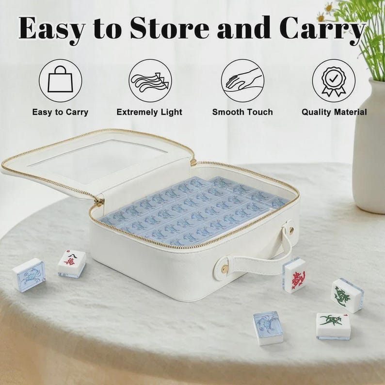 Puede incluir: Estuche blanco con cremallera y tapa transparente, que contiene fichas azules. El estuche tiene un asa y una cremallera dorada. Varias fichas de juego est&aacute;n esparcidas alrededor del estuche. El texto en la parte superior dice "Easy to Store and Carry".