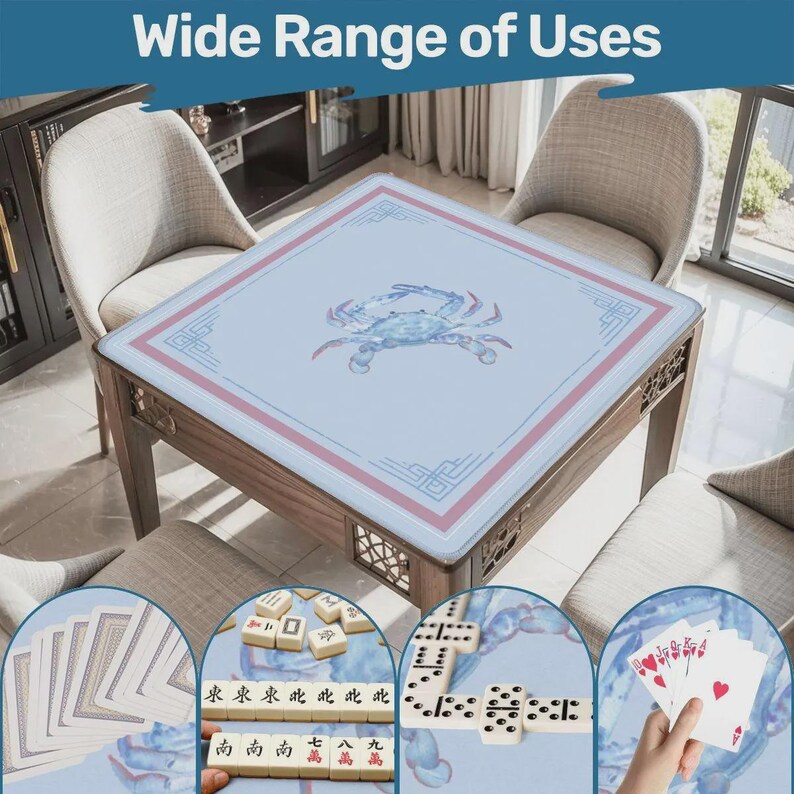 Puede incluir: Una cubierta de mesa azul claro con un dise&ntilde;o de cangrejo y bordes rosas y blancos. La cubierta de la mesa est&aacute; sobre una mesa de madera. La imagen tambi&eacute;n muestra cartas, domin&oacute;s y fichas, con el texto "Wide Range of Uses" en la parte superior.