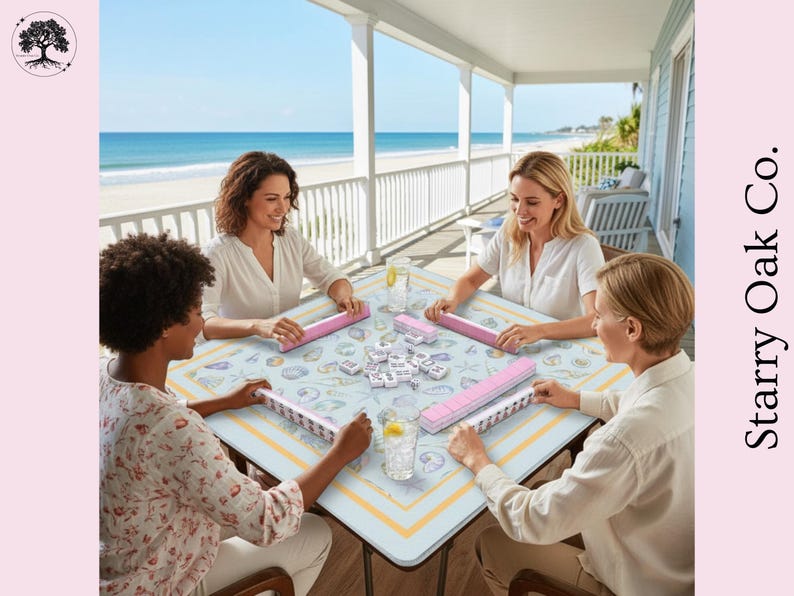 K&ouml;nnte beinhalten: Vier Personen spielen Domino an einem quadratischen Tisch. Der Tisch hat eine hellblaue Tischdecke mit Muschelmuster. Jede Person h&auml;lt ein rosa Dominogestell. Im Hintergrund sind Strand und Meer zu sehen.