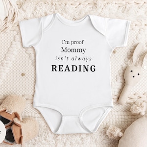 Lustiges Buch-Liebhaber-Baby-Strampler, Beweis-Mama liest nicht immer Geschenk, Leser-Mama-Baby-Bodysuit, literarische Babyparty-neues Eltern-Thema