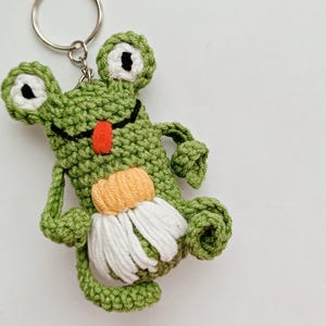 Chaveiro de sapo fofo de crochê com bordado de camomila, porta-chaves, chaveiro de sapo, presente de retorno para aquecimento de nusewarming