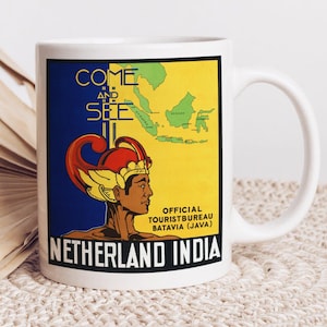 Op de afbeelding: Witte keramische mok met een kleurrijk vintage reisposterontwerp. De poster toont een kaart van Nederlands-Indië, een man met een traditionele hoofdtooi en de tekst "Come and See, Official Touristbureau Batavia (Java)  Netherland India".