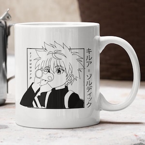 Op de afbeelding: Een witte keramische mok met een zwart-witte illustratie van een personage uit de anime Hunter x Hunter. Het personage drinkt uit een glas en de tekst "Killua Zoldyck" staat op de mok gedrukt.
