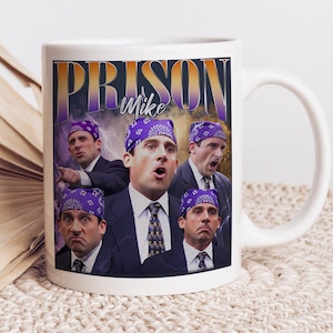 Puede incluir: Taza de cerámica blanca con un gráfico colorido de un hombre con un pañuelo morado y el texto "Prison Mike". El gráfico presenta varias imágenes del hombre en diferentes poses.