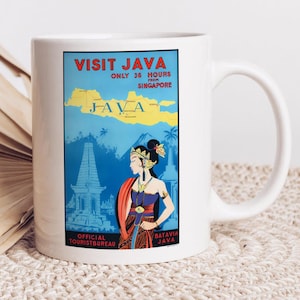 Könnte beinhalten: Weiße Keramiktasse mit einem Vintage-Reiseposter-Design, das eine Frau in traditioneller Kleidung vor einem Tempel zeigt. Das Poster lautet "Visit Java Only 36 Hours from Singapore" und "Official Tourist Bureau Batavia Java".