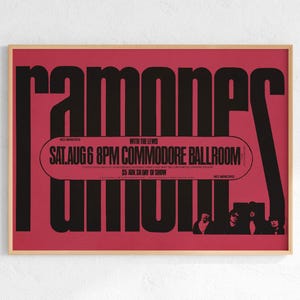 Könnte beinhalten: Ein gerahmtes Poster mit rotem Hintergrund und schwarzem Text. Das Wort "ramones" ist prominent dargestellt. Das Poster enthält Details zu einem Konzert im Commodore Ballroom am 6. August mit der Band "The Lewd".