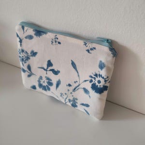 Blaue Blumen Mini Tasche, flache Schminktasche Blumen, Geschenk für das Blumenkind, Mini Federmäppchen mit Blumen, Mädchen Reise Accessoire Blumen