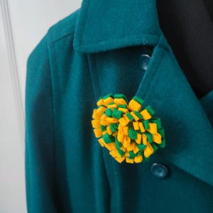 Viltspeld, vilten bloemensieraden, viltspeldbroche, broche voor vrouwen, cadeau voor vrouwen, kleurrijk viltaccessoire voor vrouwen, vilten badge