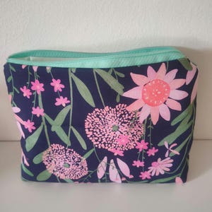Kosmetiktasche Frühlingsblumen, Schminktasche, flache Blumen Kulturtasche, Geschenk für das Blumenkind, Beutel mit Blumen, Reiseaccessoire für Mädchen