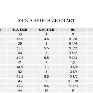 Pu&ograve; includere: Una tabella delle taglie delle scarpe per uomo che mostra le misure in US, EU, UK, pollici e centimetri. La tabella mostra le taglie da 5 a 11 US, da 38 a 44 EU e da 4 a 10 UK.