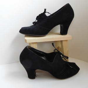 Vintage Womens black suede peep toe tie shoes size 7
