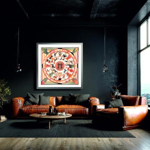 Puede incluir: Una obra de arte enmarcada con un diseño circular que presenta ilustraciones de animales en rojo, naranja, verde y beige. La obra cuelga sobre un sofá de cuero marrón en una habitación con paredes oscuras y una alfombra negra.