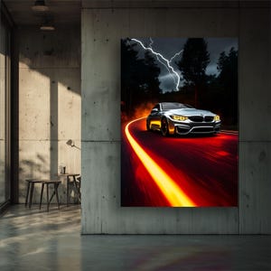 Può includere: Un'auto sportiva argentata sfreccia su una strada tortuosa, con i fari che illuminano il percorso. La strada si illumina di una luce arancione infuocata, in contrasto con la foresta oscura e il cielo tempestoso. Un fulmine colpisce sullo sfondo.