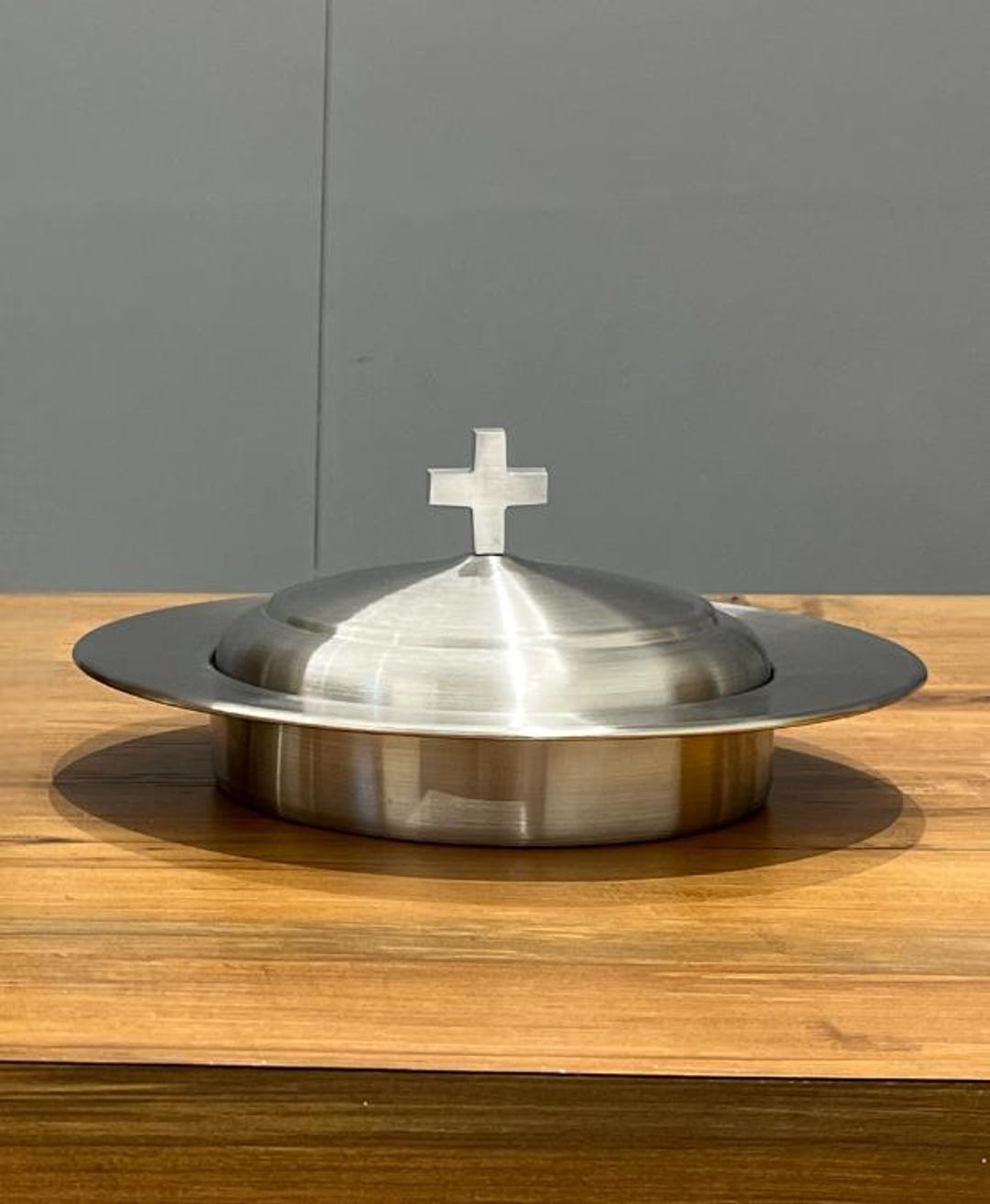 Amazon.co.jp: VILLCASE ステンレス製聖餐式用トレイ40孔 カップ付きセット 教会用食器 積み重ね可能な聖餐パン盛り付け皿 礼拝  宗教行事向けサービングト : ホーム＆キッチン 聖餐パン皿 セット 蓋付き積み重ね可能 ステンレス製サービングプレート 、教会礼拝やパーティー向け 大容量省スペース設計