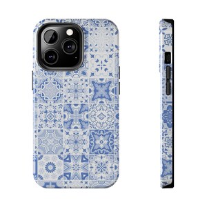 Peut inclure: Une coque de téléphone à motifs bleus et blancs avec un design géométrique. La coque est conçue pour un iPhone avec un renflement de caméra.
