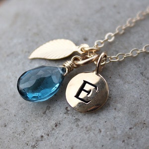 Collar con dije inicial estampado a mano y cuarzo topacio azul de Londres, obsequios sentimentales