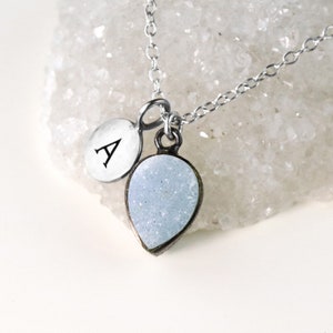 Silber Hellblau Druzy Teardrop Anhänger, Grau Weiß Druzy personalisierter Anhänger, Monogramm Anhänger für Sie