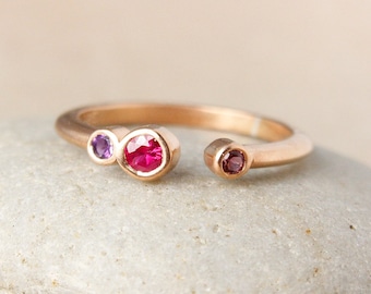 Anillo personalizado con tres piedras de nacimiento: Opciones en plata de ley y oro rosa.