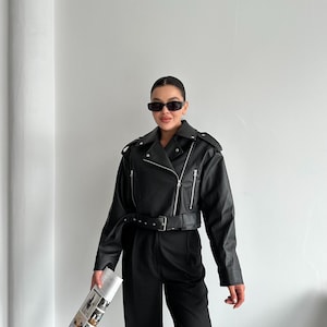 Veste motard courte en similicuir pour femme, Veste streetwear en cuir avec ceinture, Veste tendance zippée pour femme, Veste courte en similicuir avec ceinture