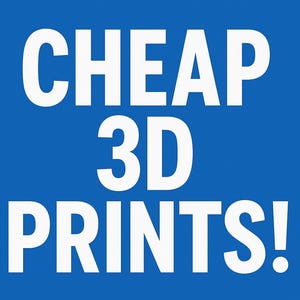 Könnte beinhalten: Blauer Hintergrund mit dem weißen Text "CHEAP 3D PRINTS!" in einer fetten, serifenlosen Schriftart. Der Text ist in drei Zeilen angeordnet, wobei "3D" eine größere Schriftgröße hat.