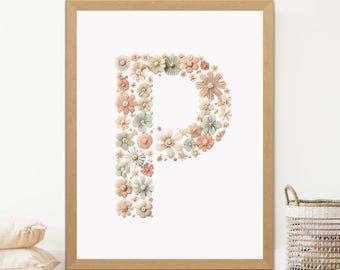 Puede incluir: Una impresión enmarcada con fondo blanco que presenta la letra "P" formada por flores de color rosa pastel, melocotón y verde.